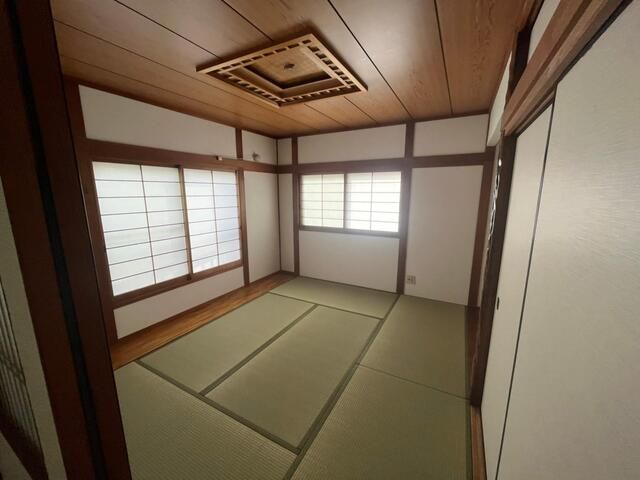 Osaka Investment: Renovated 3DK House Near Hachinakano Station - Thumbnail 2