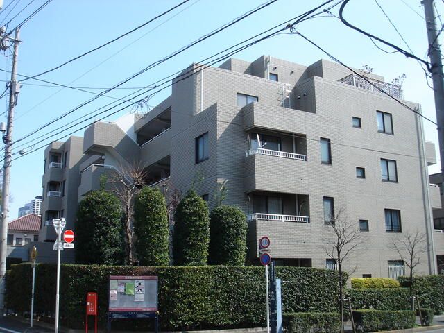 3LDK Apartment with Private Garden in Naka-no, Tokyo - Thumbnail 3