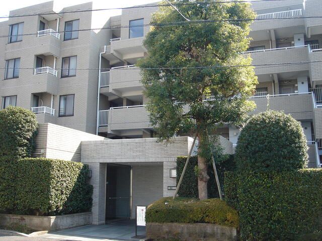 3LDK Apartment with Private Garden in Naka-no, Tokyo - Thumbnail 2