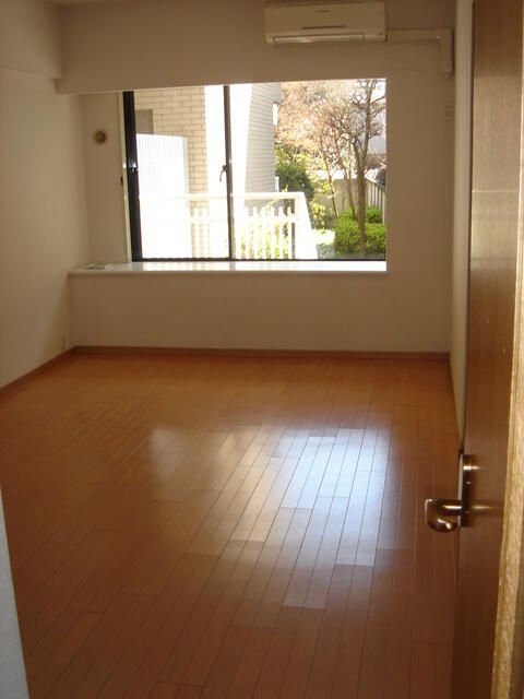 3LDK Apartment with Private Garden in Naka-no, Tokyo - Thumbnail 4