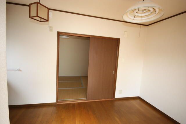 Bright 1DK Apartment for Rent in Toyonaka, Osaka - 43,000 Yen - Thumbnail 4