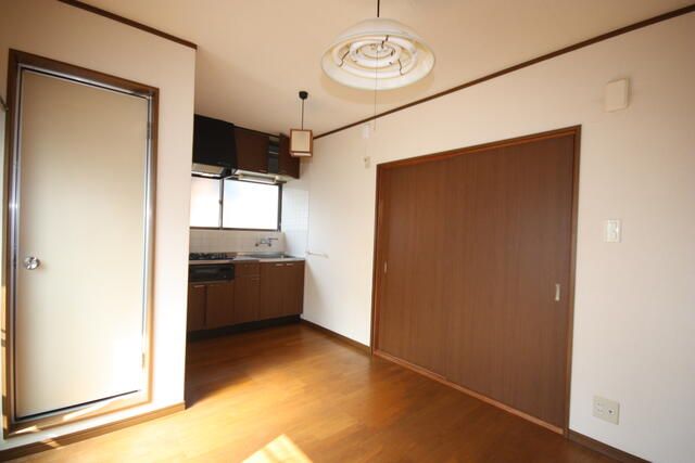 Bright 1DK Apartment for Rent in Toyonaka, Osaka - 43,000 Yen - Thumbnail 3
