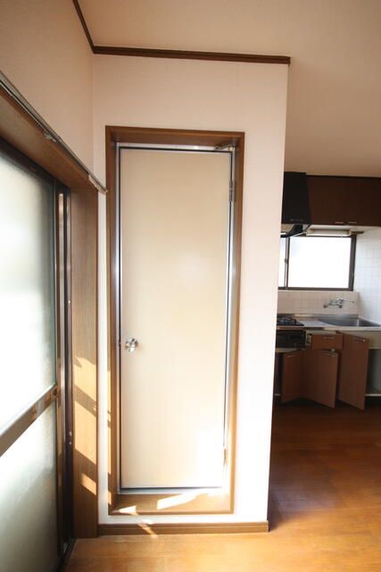 Bright 1DK Apartment for Rent in Toyonaka, Osaka - 43,000 Yen - Thumbnail 2