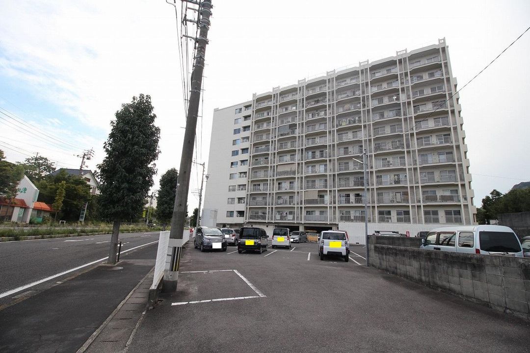 3DK Apartment for Sale in Takamatsu with Pond View Balcony - Thumbnail 2