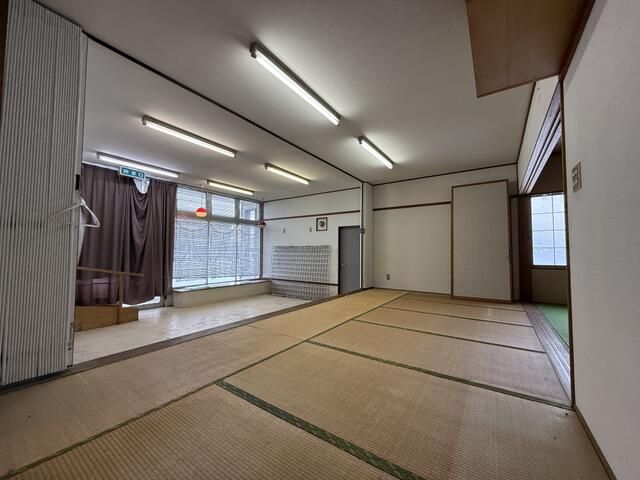 5LDK Detached House on Large Corner Lot in Kuriyama, Hokkaido - Thumbnail 4