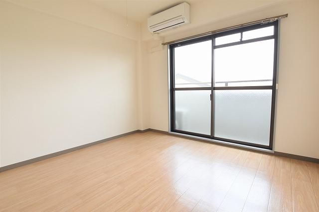 1K Apartment for Rent in Suita, Osaka - 38,000 Yen - Thumbnail 4