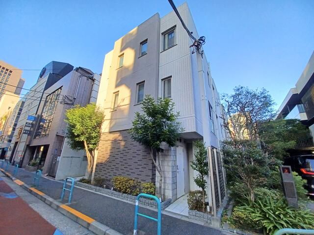 Luxury Maisonette Apartment for Sale in Minami-Aoyama, Tokyo - Thumbnail 2