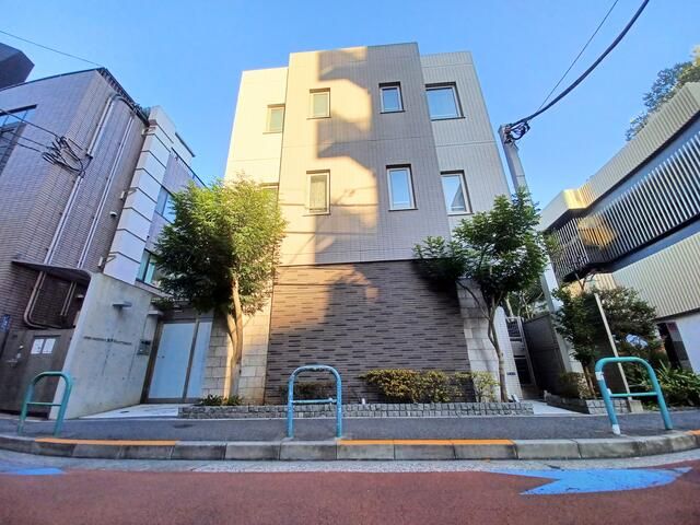 Luxury Maisonette Apartment for Sale in Minami-Aoyama, Tokyo - Image 1