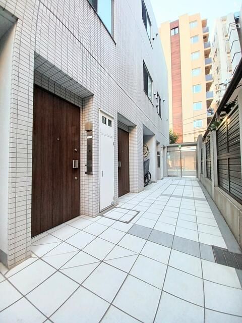 Luxury Maisonette Apartment for Sale in Minami-Aoyama, Tokyo - Thumbnail 3