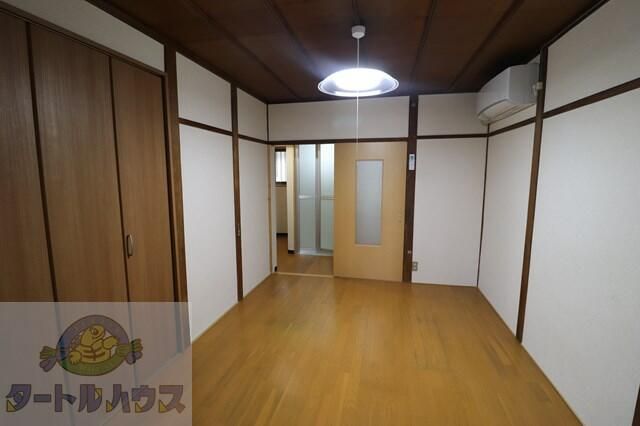 Terrace House for Rent in Daito City, Osaka - 4K, Pet-Friendly - Thumbnail 2