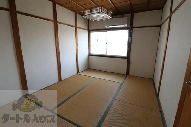 Terrace House for Rent in Daito City, Osaka - 4K, Pet-Friendly - Thumbnail 4