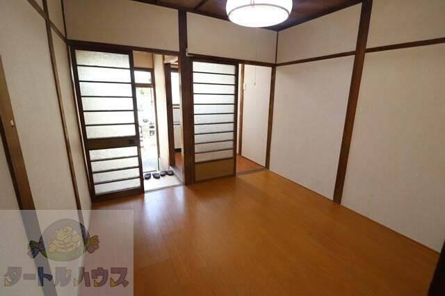 Terrace House for Rent in Daito City, Osaka - 4K, Pet-Friendly - Thumbnail 3