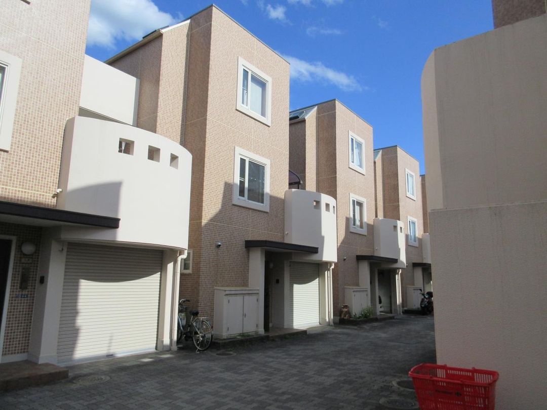 3LDK Maisonette Townhouse for Sale in Katano, Osaka - Thumbnail 2