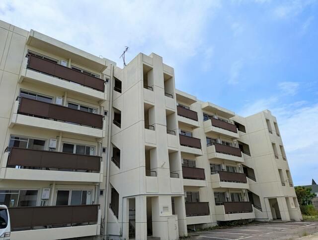 Renovated 3DK Apartment for Rent in Zentsuji, Kagawa - Image 1