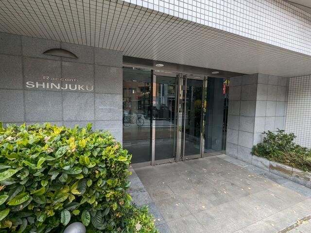 1LDK Apartment with Dual Balcony in Shinjuku Central Park, Tokyo - Thumbnail 3
