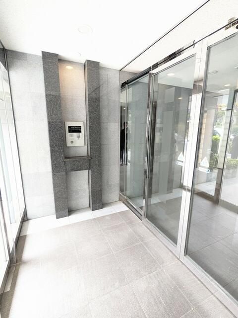 1LDK Apartment with Dual Balcony in Shinjuku Central Park, Tokyo - Thumbnail 4