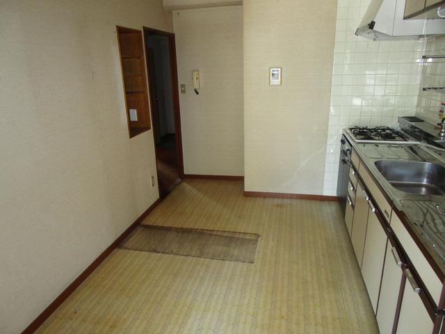 3LDK Apartment for Sale in Kure, Hiroshima - 8th Floor Views - Thumbnail 2