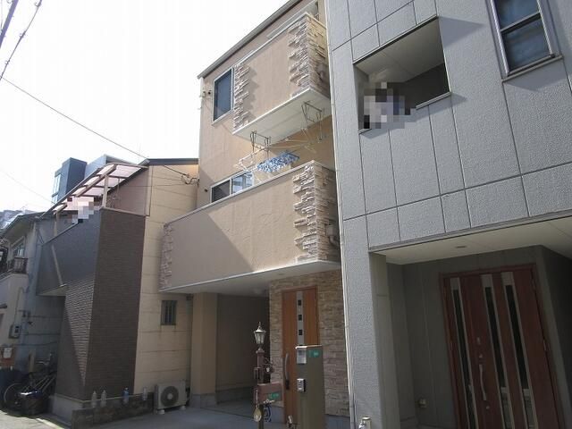 2009-Built 4LDK House with Garage near Midoribashi Station, Osaka - Image 1