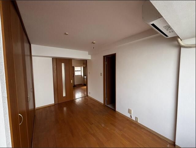 Renovated 1LDK Apartment for Rent in Suminoe Ward, Osaka - Thumbnail 4