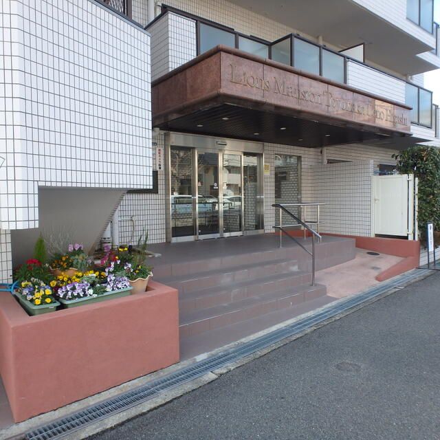 4LDK Corner Apartment for Sale in Toyonaka with 6.5% Yield - Thumbnail 2