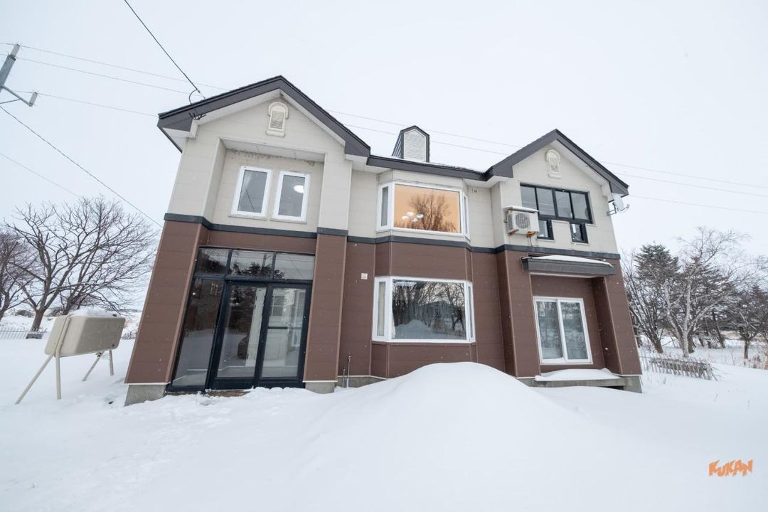 6LDK Two-Generation House in Iwamizawa with Park Views & Recent Renovations - Image 1