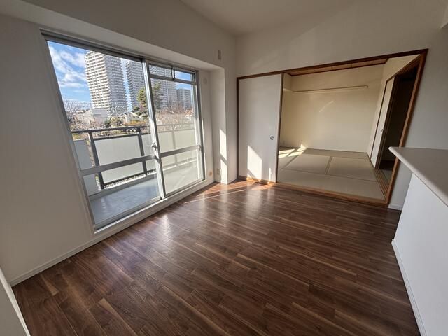 4LDK Apartment with Dual Balcony Near Kitano-da Station, Sakai - Thumbnail 2