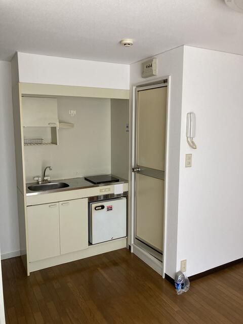 1R Apartment for Rent in Hirakata, Osaka - 30,000 Yen - Thumbnail 4