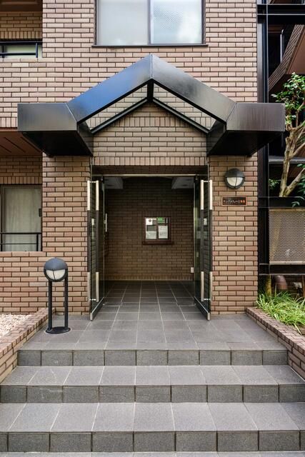 2DK Apartment for Sale in Kamiikedai, Ota Ward, Tokyo - Thumbnail 2