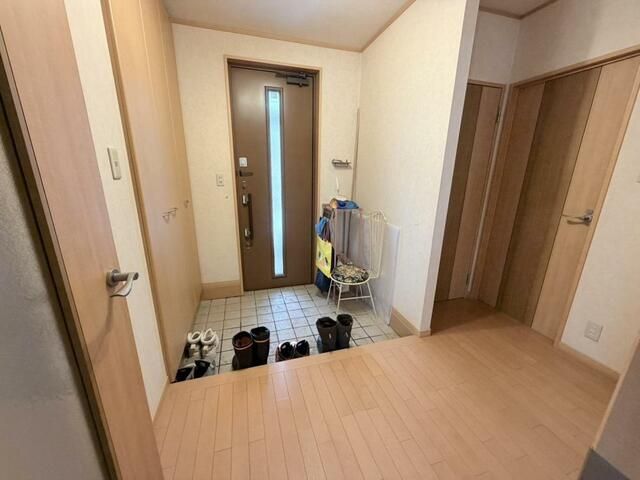 4LDK Family House in Sapporo's Utsukushigaoka with Solar Power & Carport - Thumbnail 2