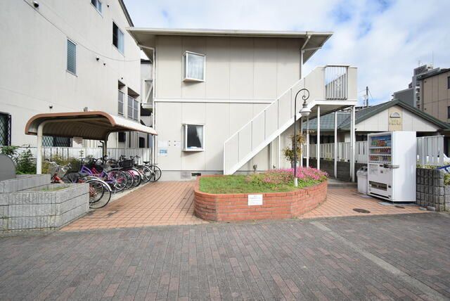 1R Apartment for Rent in Sakai, Osaka - No Deposit, Near Nakamozu Station - Thumbnail 2