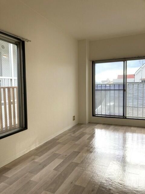 1R Apartment for Rent in Neyagawa, Osaka - 5 Min Walk to Station - Thumbnail 3