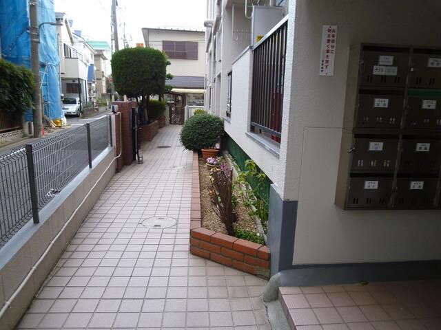 Renovated 2DK Apartment for Sale in Ikebukuro, Tokyo - 8.05% Yield - Thumbnail 4