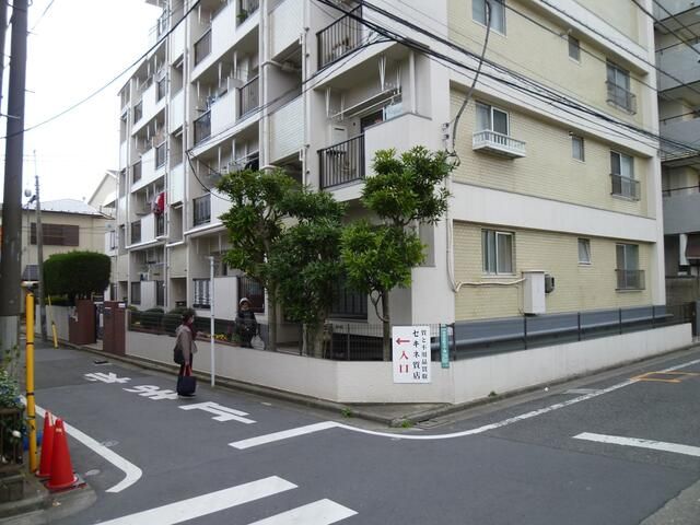 Renovated 2DK Apartment for Sale in Ikebukuro, Tokyo - 8.05% Yield - Thumbnail 2