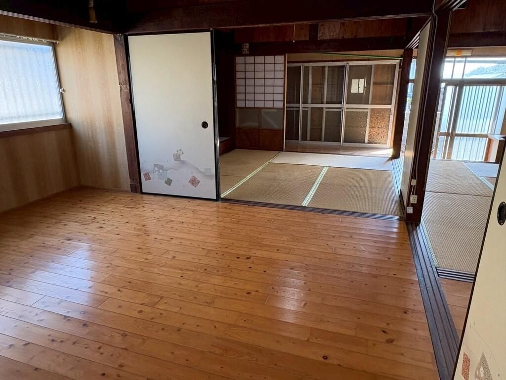 Yakushima Rental House with Garden, Shed, and DIY Potential - Thumbnail 4