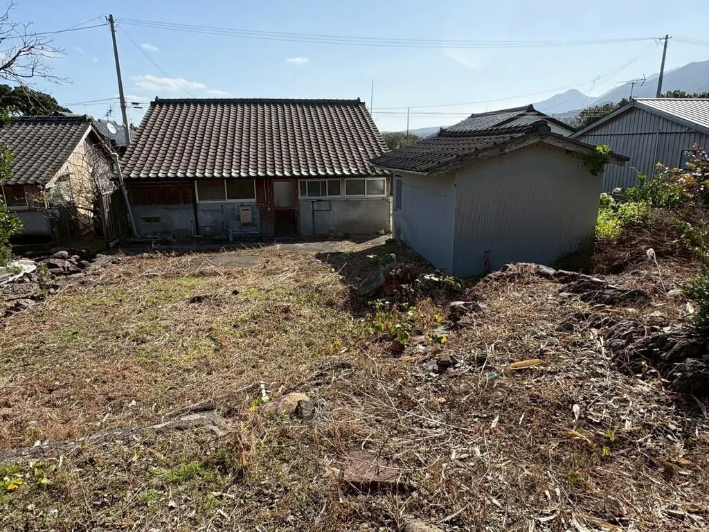 Yakushima Rental House with Garden, Shed, and DIY Potential - Thumbnail 3