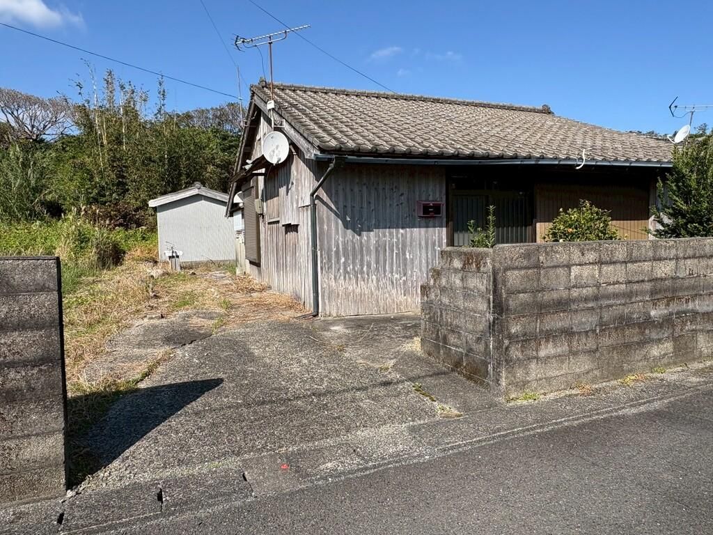 Yakushima Rental House with Garden, Shed, and DIY Potential - Thumbnail 2