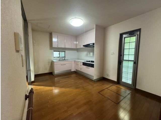 5SLDK House for Sale in Hiratsuka with Enclosed Veranda - Thumbnail 3