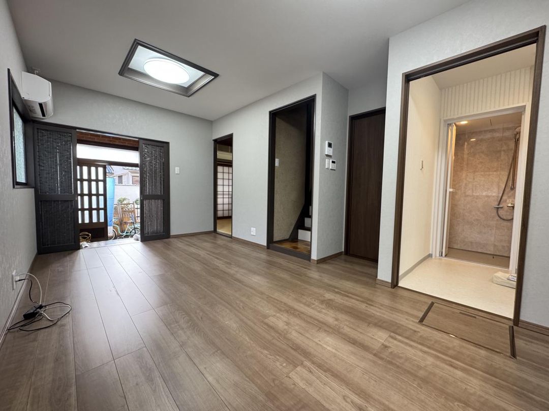 Renovated 5-Bedroom House in Daito, Osaka with Panoramic Views - Thumbnail 4