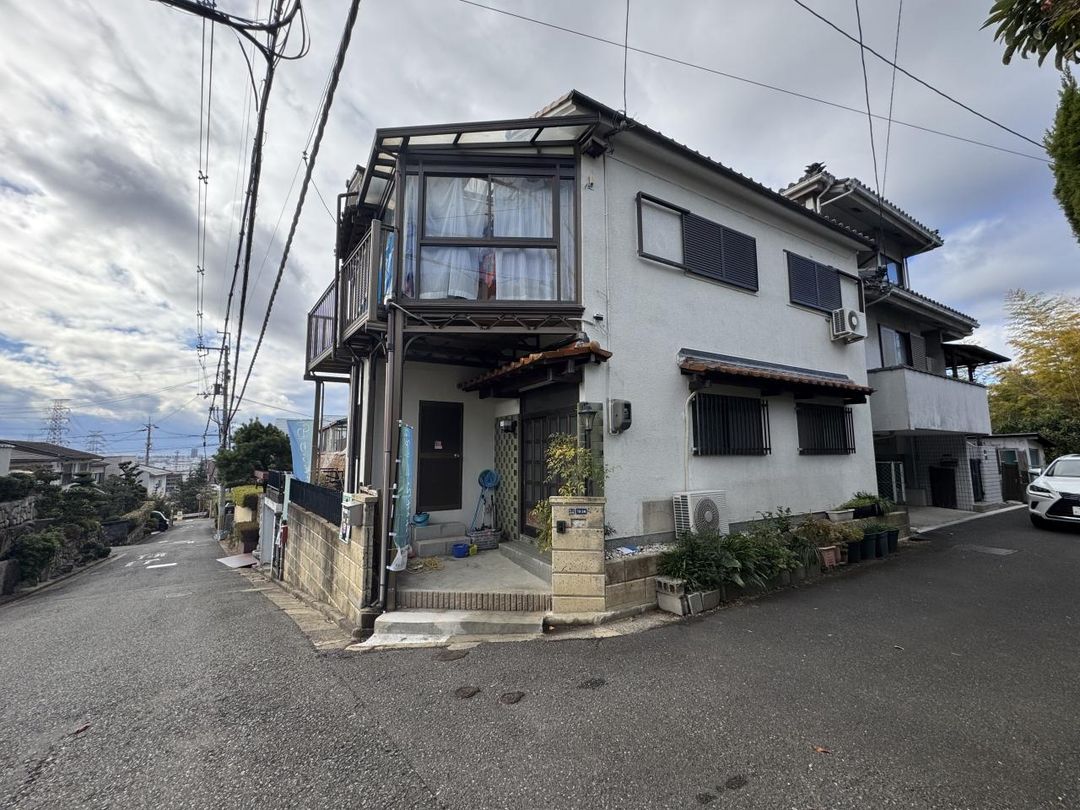 Renovated 5-Bedroom House in Daito, Osaka with Panoramic Views - Thumbnail 2