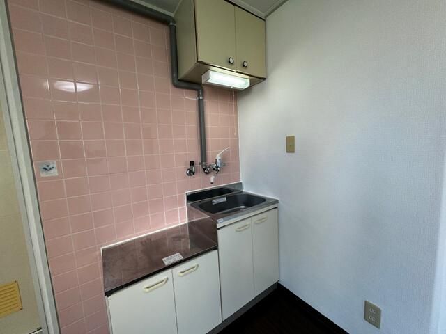 1R Apartment for Rent in Higashinari, Osaka - Quiet & Secure - Thumbnail 4