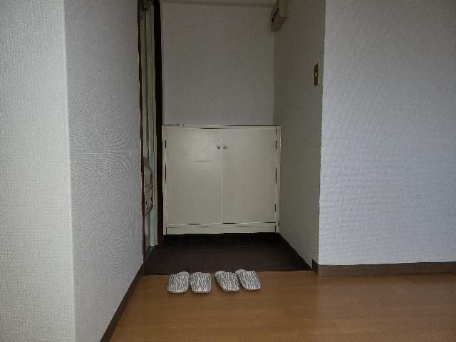 Renovated 1DK Apartment for Rent in Osaka's Juso, Yodogawa - Thumbnail 2
