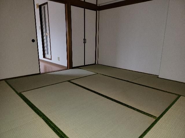 Renovated 1DK Apartment for Rent in Osaka's Juso, Yodogawa - Thumbnail 4