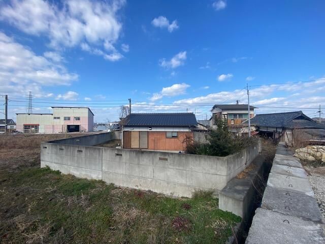 1LDK House with Large Garden for Sale in Shin-nihama, Ehime - Thumbnail 2