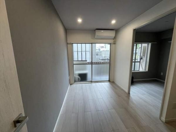 Renovated 1DK Apartment for Sale in Azabujuban, Tokyo - Thumbnail 3