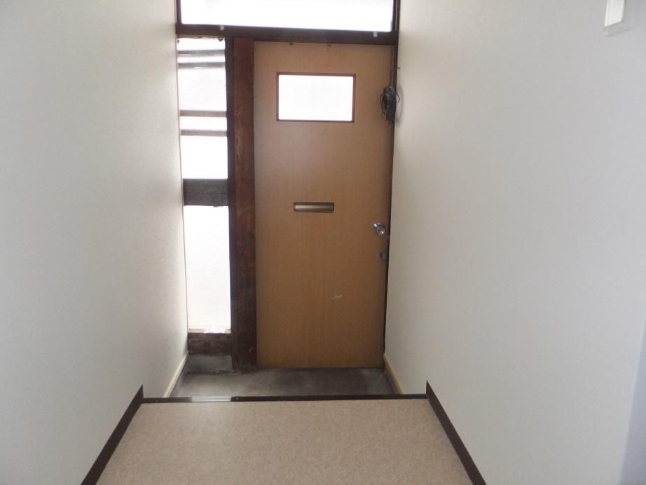 2DK Apartment with Garden in Tsurumi, Osaka | 40,000 Yen - Thumbnail 2