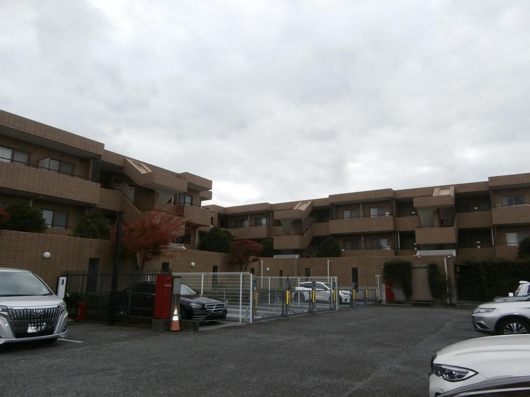 3LDK Apartment with Private Garden for Sale in Suginami, Tokyo - Thumbnail 2