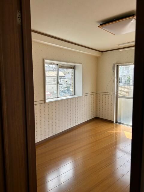 Renovated 3SDK Apartment in Ota, Tokyo with Artistic Interior - Thumbnail 4