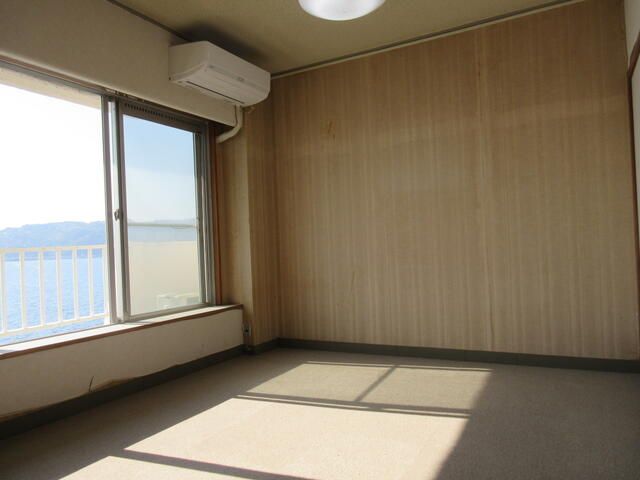 1DK Seaside Condo in Atami for Buyers 55+, Renovation Needed - Thumbnail 2