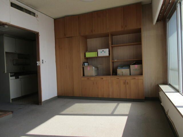 1DK Seaside Condo in Atami for Buyers 55+, Renovation Needed - Thumbnail 3