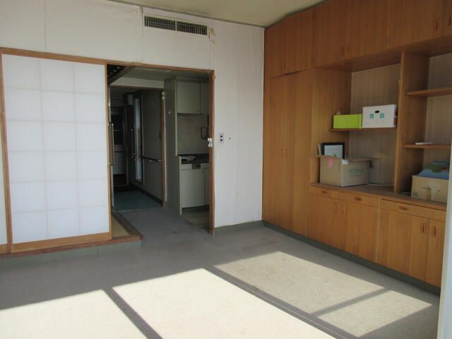 1DK Seaside Condo in Atami for Buyers 55+, Renovation Needed - Thumbnail 4